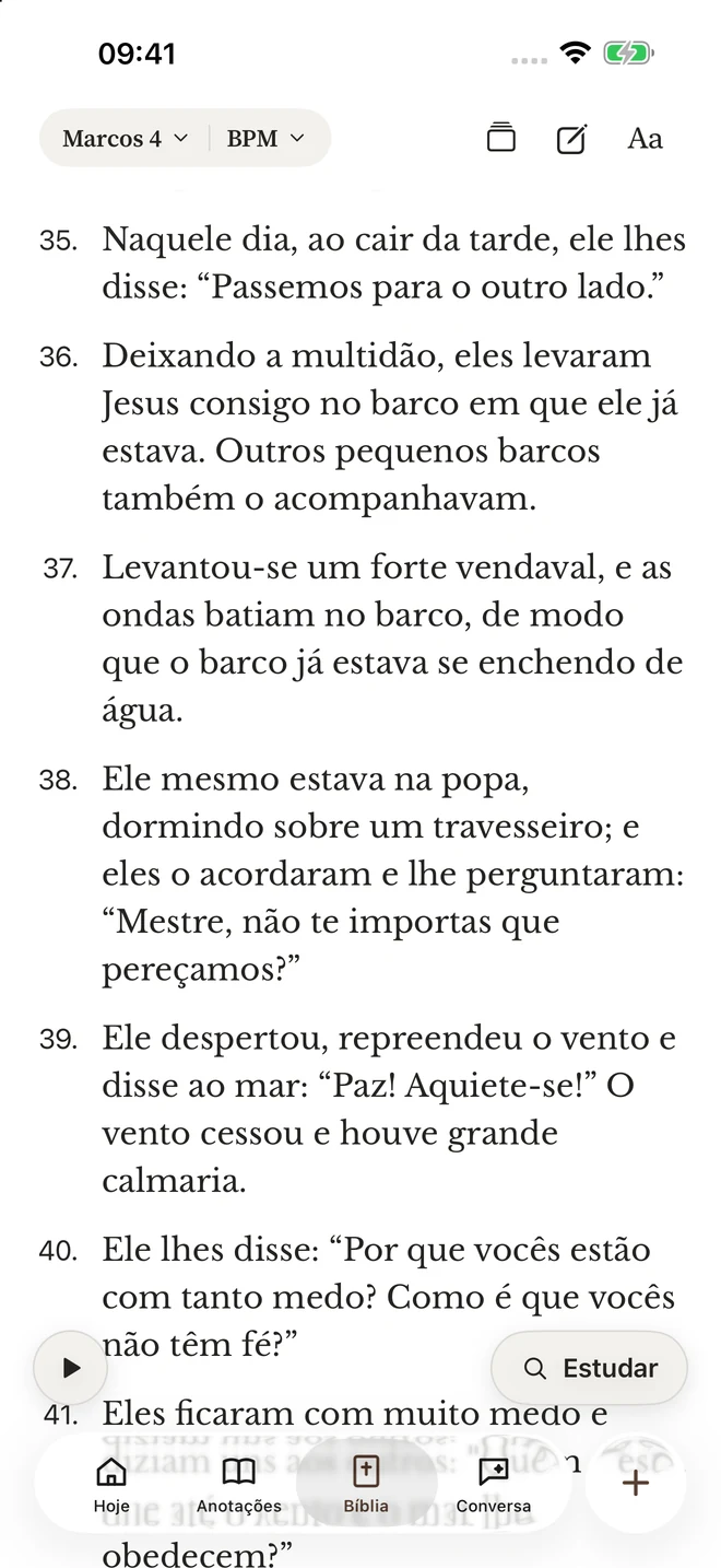 Leitor da Bíblia do Bible Pocket com o texto e os controles de leitura